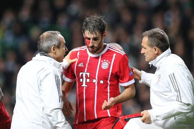 Team doctor Dr Volker Braun FC Bayern Muenchen treats Javi Martinez 8 FC Bayern Muenchen am Auge Blood Celtic Glasgow vs FC Bayern Muenchen Football Preliminary Round Champions League 31 10 2017 Glasgow Glasgow Scotland Copyright: xkolbert-press ChristianxKolbertx