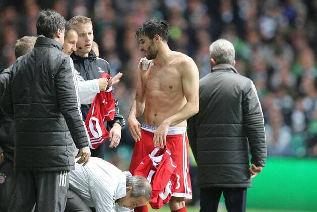 Javi Martinez 8 Bayern Munich Muenchen gets a new shirt and continues to play Celtic Glasgow vs Bayern Munich Football Preliminary Round Champions League 31 10 2017 Glasgow Glasgow Scotland Copyright: xkolbert-press ChristianxKolbertx
