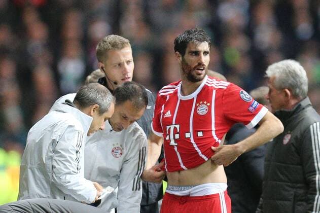Javi Martinez 8 Bayern Munich Muenchen gets a new shirt and continues to play Celtic Glasgow vs Bayern Munich Football Preliminary Round Champions League 31 10 2017 Glasgow Glasgow Scotland Copyright: xkolbert-press ChristianxKolbertx