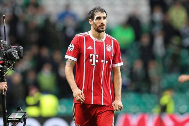 Final whistle Javi Martinez 8 FC Bayern Muenchen on the way to Bayern fan block Celtic Glasgow vs Bayern Munich Football Preliminary Round Champions League 31 10 2017 Glasgow Glasgow Scotland Copyright: xkolbert-press ChristianxKolbertx
