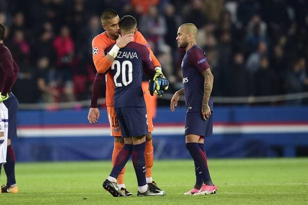 joie des joueurs du PSG en fin de match AREOLA Alphonse et Dani Alves PSG felicitant KURZAWA Layvin PSG FOOTBALL PSG vs Anderlecht Ligue des Champions 31 10 2017 JBAutissier Panoramic 