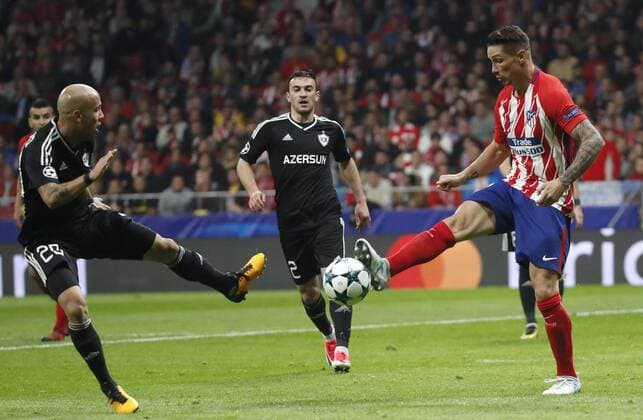Atletico de Madrid s Spanish striker Fernando Torres (R) and Qarabag s Albanian defender Ansi Agolli vie for the ball during the UEFA Champions League groups phase match between Atletico de Madrid and Qarabag at the Wanda Metropolitano stadium in Madrid, Spain, 31 October 2017. Atletico de Madrid vs. Qarabag !ACHTUNG: NUR REDAKTIONELLE NUTZUNG!  Copyright: xJuanJoxMartinx MAD052 20171031-636450877243181315
