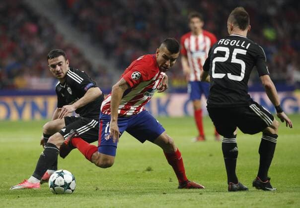 Atletico de Madrid s Argentinian striker Angel Correa (C) and Qarabag s Albanian defender Ansi Agolli vie for the ball during the UEFA Champions League groups phase match between Atletico de Madrid and Qarabag at the Wanda Metropolitano stadium in Madrid, Spain, 31 October 2017. Atletico de Madrid vs. Qarabag !ACHTUNG: NUR REDAKTIONELLE NUTZUNG!  Copyright: xJuanJoxMartinx MAD059 20171031-636450880529632233