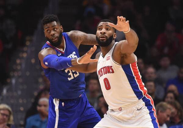 LOS ANGELES, CA - OCTOBER 28: Los Angeles Clippers Center Willie Reed (35) guards Detroit Pistons Center Andre Drummond (0) during an NBA Basketball Herren USA game between the Detroit Pistons and the Los Angeles Clippers on October 28, 2017 at STAPLES Center in Los Angeles, CA. (Photo by Chris Williams Icon Sportswire) NBA: OCT 28 Pistons at Clippers Icon00717102819435 EDITORIAL USE ONLY