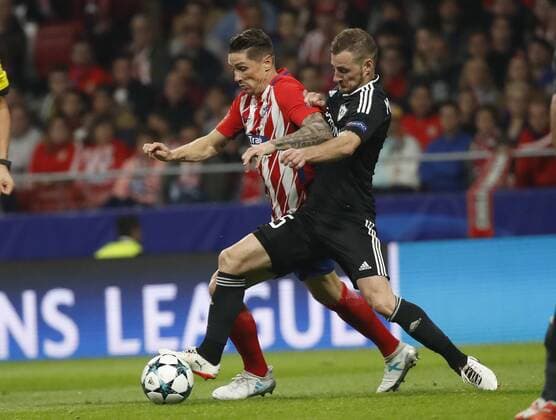 Atletico de Madrid s Spanish striker Fernando Torres (L) and Qarabag s Albanian defender Ansi Agolli vie for the ball during the UEFA Champions League groups phase match between Atletico de Madrid and Qarabag at the Wanda Metropolitano stadium in Madrid, Spain, 31 October 2017. Atletico de Madrid vs. Qarabag !ACHTUNG: NUR REDAKTIONELLE NUTZUNG!  Copyright: xJuanJoxMartinx MAD060 20171031-636450881197312233
