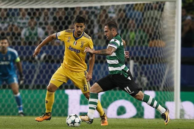Bilder des Tages - SPORT October 31, 2017 - Lisbon, Portugal - Juventus s midfielder Sami Khedira (L) vies for the ball with Sporting s forward Bruno Cesar (R) during Champions League 2017 18 match between Sporting CP vs Juventus FC, in Lisbon, on October 31, 2017. Sporting CP v Juventus - UEFA Champions League  - ZUMAn230 20171031_zaa_n230_330 Copyright: xCarlosxPalmax