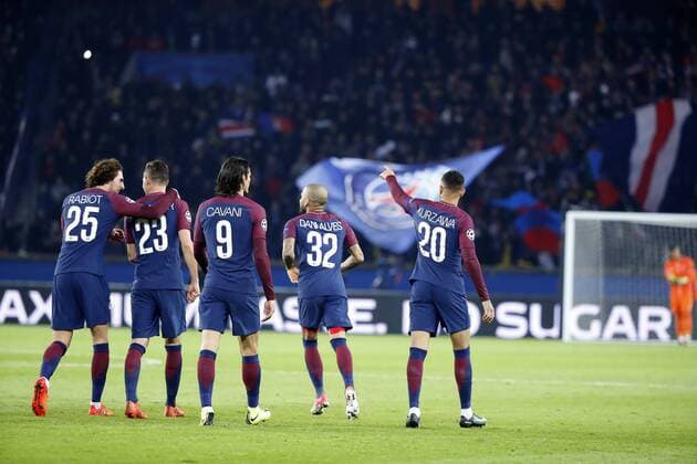 Layvin Kurzawa psg inscrit un but joie avec Daniel Alves da Silva PSG Edinson Roberto Paulo Cavani Gomez psg El Matador El Botija Florestan Julian Draxler PSG Adrien Rabiot psg FOOTBALL PARIS SG v ANDERLECHT UEFA CHAMPIONS LEAGUE 31 10 2017 StephaneAllaman Panoramic 