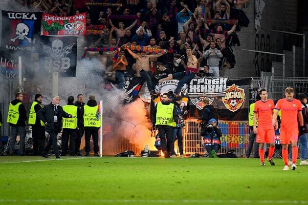 Bilder des Tages - SPORT 31st October 2017, St Jakob-Park, Basel, Switzerland; UEFA Champions League, FC Basel versus CSKA Moscow; A flare lands on the pitch thrown by CSKA Moscow fans after the match  ActionPlus11946805