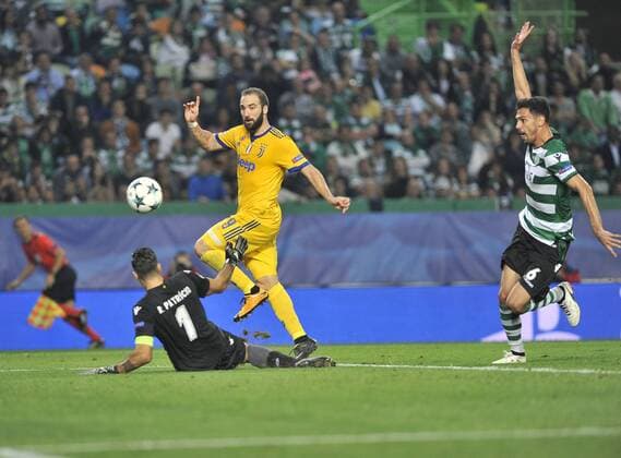 Sporting Lisbon v Juventus UEFA Champions League Gonzalo Higuain of Juventus scores their first goal during the UEFA Champions League match at Est?dio Jos? Alvalade, Lisbon Content Not Available For UK Newspapers Copyright: xStefanoxGnechx FIL-10891-0019