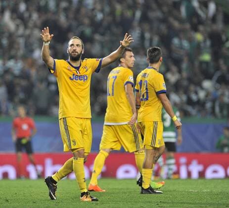 Sporting Lisbon v Juventus UEFA Champions League Gonzalo Higuain of Juventus celebrates scoring their first goal with team mates during the UEFA Champions League match at Est?dio Jos? Alvalade, Lisbon Content Not Available For UK Newspapers Copyright: xStefanoxGnechx FIL-10891-0028