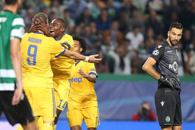 Bilder des Tages - SPORT October 31, 2017 - Lisbon, Portugal - Juventus Argentine forward Gonzalo Higuain (9 ) celebrates with teammates after scoring during the UEFA Champions League football match Sporting CP vs Juventus at the Alvalade stadium in Lisbon, Portugal on October 31, 2017. Sporting CP v Juventus - UEFA Champions League  - ZUMAn230 20171031_zaa_n230_376 Copyright: xPedroxFiuzax