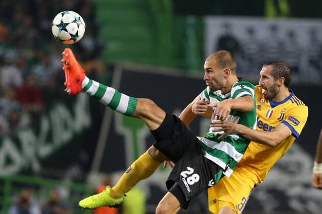 October 31, 2017 - Lisbon, Portugal - Sporting s forward Bas Dost from Holland (L) fights for the ball with Juventus Italian defender Giorgio Chiellini during the UEFA Champions League football match Sporting CP vs Juventus at the Alvalade stadium in Lisbon, Portugal on October 31, 2017. Sporting CP v Juventus - UEFA Champions League  - ZUMAn230 20171031_zaa_n230_383 Copyright: xPedroxFiuzax