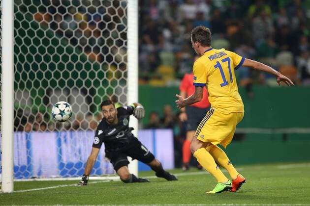 October 31, 2017 - Lisbon, Portugal - Juventus Croatian forward Mario Mandzukic (R ) vies with Sporting s goalkeeper Rui Patricio from Portugal during the UEFA Champions League football match Sporting CP vs Juventus at the Alvalade stadium in Lisbon, Portugal on October 31, 2017. Sporting CP v Juventus - UEFA Champions League  - ZUMAn230 20171031_zaa_n230_366 Copyright: xPedroxFiuzax