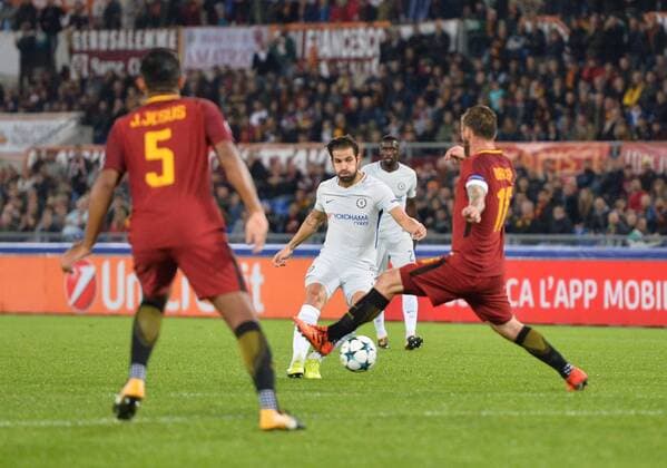 October 31, 2017 - Rome, Italy - Cesc Fabregas and Daniele De Rossi, during the Champions League football match A.S. Roma vs Chelsea Football Club at the Olympic Stadium in Rome, on october 31, 2017. AS Roma v Chelsea FC - UEFA Champions League  - ZUMAn230 20171031_zaa_n230_398 Copyright: xSilviaxLorex