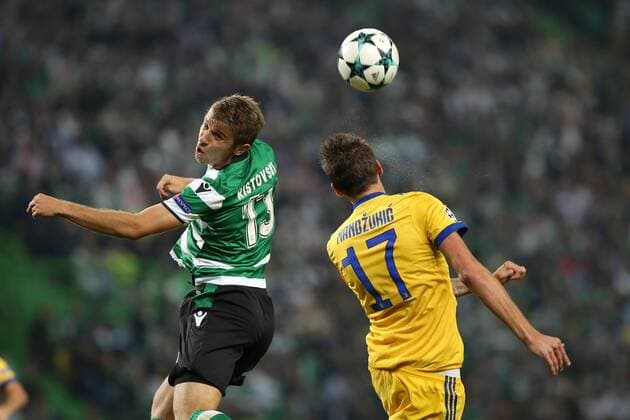 October 31, 2017 - Lisbon, Portugal - Sporting s defender Stefan Ristovsk from Macedonia (L) heads the ball with Juventus Croatian forward Mario Mandzukic during the UEFA Champions League football match Sporting CP vs Juventus at the Alvalade stadium in Lisbon, Portugal on October 31, 2017. Sporting CP v Juventus - UEFA Champions League  - ZUMAn230 20171031_zaa_n230_388 Copyright: xPedroxFiuzax
