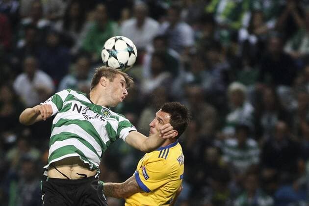 October 31, 2017 - Lisbon, Portugal - Sporting s defender Stefan Ristovski (L) vies with Juventus s forward Mario Mandzukic during the Champions League football match between Sporting CP and Juventus FC at Jose Alvalade Stadium in Lisbon on October 31, 2017. Sporting CP v Juventus - UEFA Champions League  - ZUMAn230 20171031_zaa_n230_468 Copyright: xCarlosxCostax