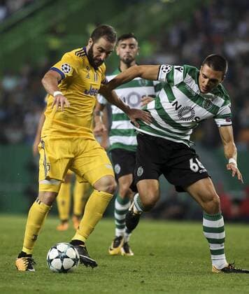 October 31, 2017 - Lisbon, Portugal - Juventus s forward Gonzalo Higuain (L) vies with Sporting s midfielder Joao Palhinha during the Champions League football match between Sporting CP and Juventus FC at Jose Alvalade Stadium in Lisbon on October 31, 2017. Sporting CP v Juventus - UEFA Champions League  - ZUMAn230 20171031_zaa_n230_474 Copyright: xCarlosxCostax