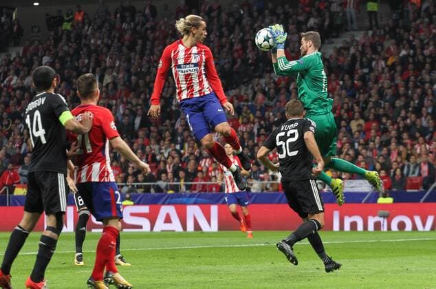 Qarabag s goalkeeper Sehic and Atletico s de Madrid forward Griezmann during Champions League match between Atletico Madrid and Qarabag at the Wanda Metropolitano stadium in Madrid Tuesday Oct 31th 2017  xIrinaxR.xH.x xAFP7x xAtxMadridxvxQarabag,xChampionsxLeague,xSpain,xOctx31thx2017x