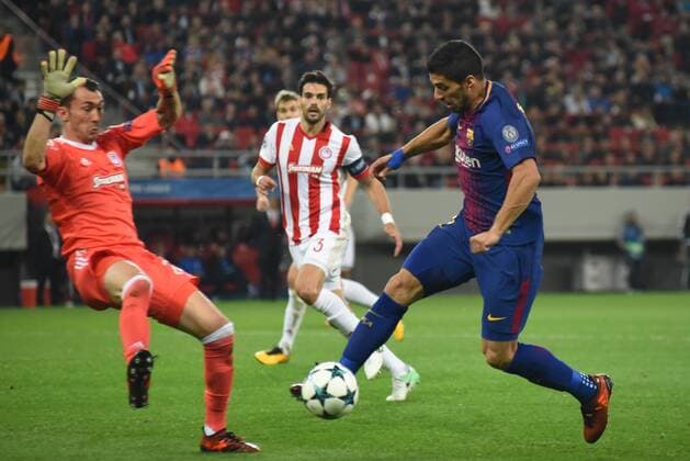 October 31, 2017 - Piraeus, Attica, Greece - Barcelona s Uruguayan forward Luis Suarez (R) vies with Olympiakos Belgian goalkeeper Silvio Proto during the UEFA Champions League group D football match between FC Barcelona Barca and Olympiakos FC at the Karaiskakis stadium in Piraeus near Athens on October 31, 2017. Olympiakos Piraeus v FC Barcelona - UEFA Champions League  - ZUMAn230 20171031_zaa_n230_485 Copyright: xWassiliosxAswestopoulosx