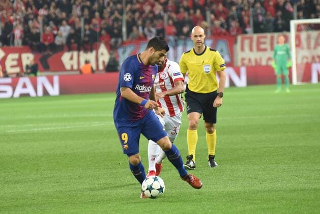 October 31, 2017 - Piraeus, Attica, Greece - Luis Suarez of Barcelona controls the ball during the UEFA Champions League group D football match between FC Barcelona Barca and Olympiakos FC at the Karaiskakis stadium in Piraeus near Athens on October 31, 2017. Olympiakos Piraeus v FC Barcelona - UEFA Champions League  - ZUMAn230 20171031_zaa_n230_488 Copyright: xWassiliosxAswestopoulosx