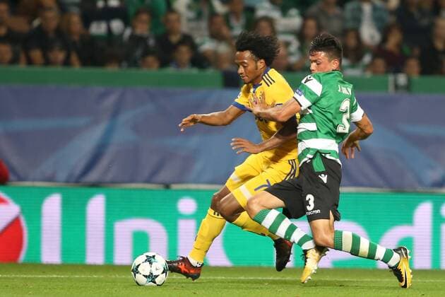 October 31, 2017 - Lisbon, Portugal - Juventus Colombian forward Juan Cuadrado (L) vies with Sporting s defender Jonathan Silva from Argentina during the UEFA Champions League football match Sporting CP vs Juventus at the Alvalade stadium in Lisbon, Portugal on October 31, 2017. Sporting CP v Juventus - UEFA Champions League  - ZUMAn230 20171031_zaa_n230_491 Copyright: xPedroxFiuzax