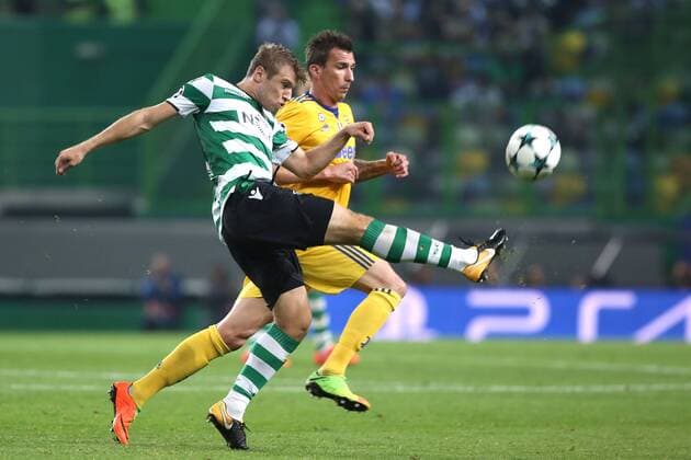 October 31, 2017 - Lisbon, Portugal - Sporting s defender Stefan Ristovsk from Macedonia (L) fights for the ball with Juventus Croatian forward Mario Mandzukic during the UEFA Champions League football match Sporting CP vs Juventus at the Alvalade stadium in Lisbon, Portugal on October 31, 2017. Sporting CP v Juventus - UEFA Champions League  - ZUMAn230 20171031_zaa_n230_495 Copyright: xPedroxFiuzax