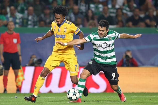 October 31, 2017 - Lisbon, Portugal - Juventus Colombian forward Juan Cuadrado (L) fights for the ball with Sporting s midfielder Marcos Acuna from Argentina during the UEFA Champions League football match Sporting CP vs Juventus at the Alvalade stadium in Lisbon, Portugal on October 31, 2017. Sporting CP v Juventus - UEFA Champions League  - ZUMAn230 20171031_zaa_n230_497 Copyright: xPedroxFiuzax