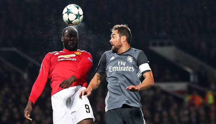 Football - 2017 2018 UEFA Champions League - Group A: Manchester United ManU vs. S.L. Benfica Romelu Lukaku of Manchester United and Jardel of Benfica at Old Trafford COLORSPORT LYNNE CAMERON 