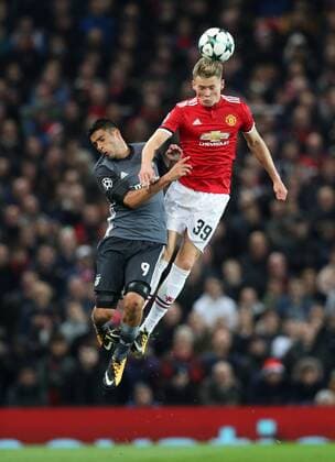 Themen der Woche - SPORT Bilder des Tages - SPORT Football - 2017 2018 UEFA Champions League - Group A: Manchester United ManU vs. S.L. Benfica Scott McTominay of Manchester United and Raul Jimenez of Benfica at Old Trafford COLORSPORT LYNNE CAMERON 