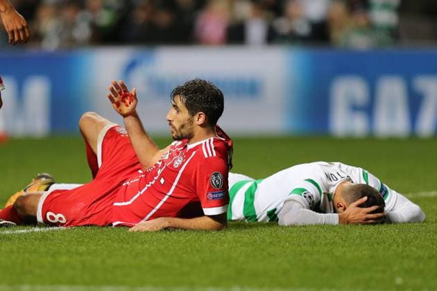 l Javi Martinez 8 FC Bayern Muenchen and Nir Bitton 6 Celtic Glasgow injured on the ground Celtic Glasgow vs Bayern Munich Football Preliminary Round Champions League 31 10 2017 Glasgow Glasgow Scotland Copyright: xkolbert-press ChristianxKolbertx