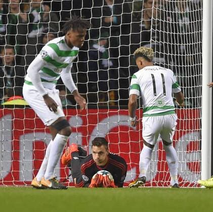 31 10 2017 Football UEFA Champions League 2017 2018 Group stage 4 Gameday Celtic Glasgow FC Bayern Munich at Celtic Park Stadium Glasgow Scotland Goalkeeper Sven Ulreich FC Bayern Munich have the ball safely in their pocket