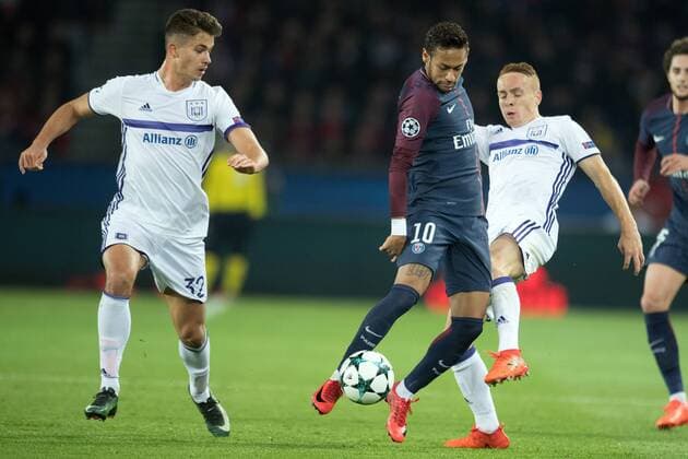 (171101) -- PARIS, Nov. 1, 2017 -- Neymar (C) from Paris Saint-Germain breaks through during the UEFA Champions League group B match against Anderlecht in Paris, France on Oct. 31, 2017. Paris Saint-Germain won 5-0. ) (SP)FRANCE-PARIS-FOOTBALL-UEFA CHAMPIONS LEAGUE-GROUP B JackxChan 