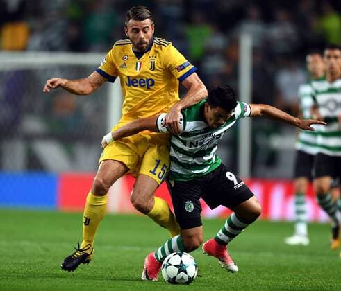 (171101) -- LISBON, Nov. 1, 2017 -- Marcos Acuna of Sporting (R) vies with Andrea Barzagli of Juventus during their UEFA Champions League group D match in Lisbon, Portugal on Oct. 31, 2017. The match ended with a 1-1 draw.) (SP)PORTUGAL-LISBON-FOOTBALL-UEFA CHAMPIONS LEAGUE-GROUP D ZhangxLiyun 