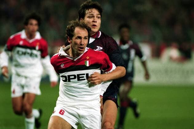 TRIEST, seizoen 1994 1995 , 23-11-1994 Stadio Nereo Rocco , Champions League AC Milan - Ajax 0-2. Franco Baresi en Jari Litmanen ajax - milan 1994 *** SAD season 1994 1995 23 11 1994 Stadio Nereo Rocco Champions League AC Milan Ajax 0 2 Franco Baresi and Jari Litmanen Ajax Milan 1994 
