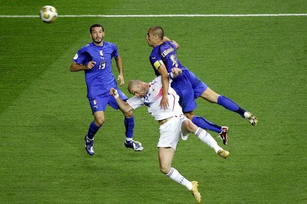 berlijn , 09-07-2006 finale italie - frankrijk fabio cannavaro en zinedine zidane italie -frankrijk *** Berlin 09 07 2006 final Italy France Fabio cannavaro and Zinedine Zidane Italy France 