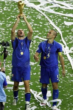 berlijn , 09-07-2006 finale italie - frankrijk 1-1 italie wereldkampioen na penalties alessandro del piero en fabio cannavaro vieren de winst met de beker italie -frankrijk *** Berlin 09 07 2006 final Italy France 1 1 Italy world champion after penalties Alessandro part piero and Fabio cannavaro celebrate the Profit with the Cup Italy France 