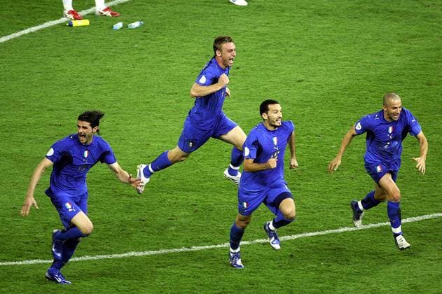 berlijn , 09-07-2006 finale italie - frankrijk 1-1 italie wereldkampioen na penalties blijdschap bij o.a. del piero , zambrotta italie -frankrijk *** Berlin 09 07 2006 final Italy France 1 1 Italy world champion after penalties joy at O a part piero zambrotta Italy France 