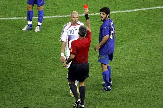 berlijn , 09-07-2006 finale italie - frankrijk 1-1 italie wereldkampioen na penalties rode kaart voor zinedine zidane , gennaro gattuso kijkt toe italie -frankrijk *** Berlin 09 07 2006 final Italy France 1 1 Italy world champion after penalties red Map in front of Zinedine Zidane gennaro gattuso looks toe Italy France 