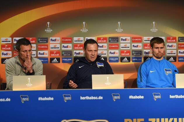 Football Men 2017 18 Europa League Hertha BSC Press Conference Press Officer Max Jung Hertha BSC Head Coach Pal Dardai Hertha BSC TW Thomas Kraft Nr 1 Hertha BSC 01 11 17 Copyright: xMichaelxHundtx xMatthiasxKochx
