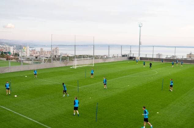 SOCCER - UEFA EL, Rijeka vs A.Wien, preview RIJEKA,CROATIA,01.NOV.17 - SOCCER - UEFA Europa League, group stage, HNK Rijeka vs FK Austria Wien, preview, training of Rijeka. Image shows an overview of the football field and the athletes. GEPAxpictures xMaticxKlansek