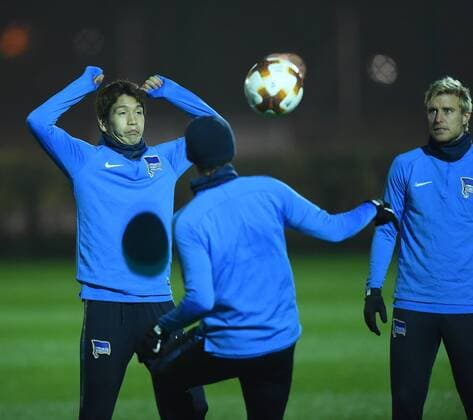 Football Men Europe League Season 2017 2018 Final training of Hertha BSC one day before the home match against Sorja Luhansk left Genki Haraguchi Hertha BSC right Per Ciljan Skjelbred Hertha BSC 01 11 17 Copyright: xMichaelxHundtx xMatthiasxKochx