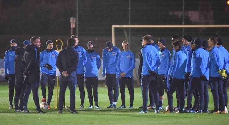 Football Men Europe League Season 2017 2018 Final training of Hertha BSC the day before the home game against Sorja Luhansk Speech Coach Pal Dardai Hertha BSC 01 11 17 Copyright: xMichaelxHundtx xMatthiasxKochx