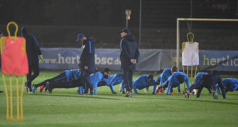 Football Men Europe League Season 2017 2018 Final training of Hertha BSC the day before the home game against Sorja Luhansk v l Coach Pal Dardai Hertha BSC and co-manager Rainer Widmayer Hertha BSC control the execution of push-ups 01 11 17 Copyright: xMichaelxHundtx xMatthiasxKochx