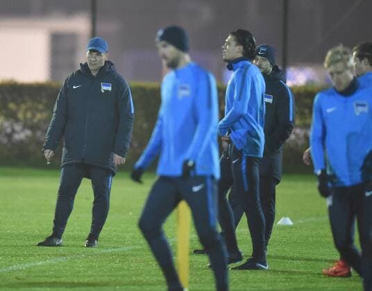 Football Men Europe League Season 2017 2018 Final training of Hertha BSC the day before the home game against Sorja Luhansk v l Coach Pal Dardai Hertha BSC 01 11 17 Copyright: xMichaelxHundtx xMatthiasxKochx