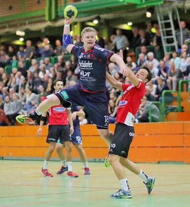 v Sascha Marquardt SG H2Ku Christoph Spi TSV TSV Blaustein vs SG H2Ku Herrenberg Handball Baden W rttemberg Oberliga 9 Match 01 11 2017 Blaustein Copyright: xEIBNER FlorianxAchbergerx EP_FAR