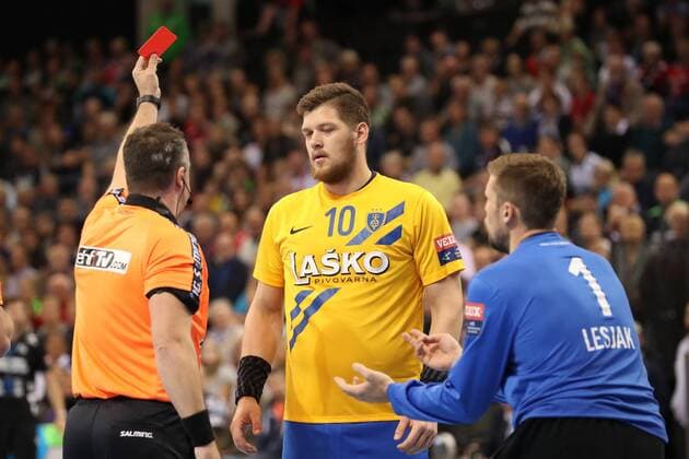 SG Flensburg Handewitt RK Celje Pivovarna Lasko EHF Champions League Flensburg 01 11 17 Flensburg 01 11 17 Sport Handball VELUX EHF Champions League Season 2017 2018 Group stage SG Flensburg Handewitt RK Celje Pivovarna Lasko Red card against Matic Suholeznik RK Celje Pivovarna Lasko 10 xmmkx