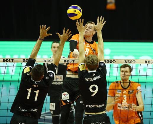 Graham Vigrass in attack Idner Martins Lars Wilmsen Sport Volleyball Bundesliga Mens Season 2017 2018 01 11 2017 BR Volleys Berlin BRV vs TV Rottenburg
