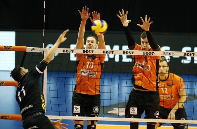 Idner Martins in attack Sebastian Kühner Graham Vigrass Sport Volleyball Bundesliga Mens Season 2017 2018 01 11 2017 BR Volleys Berlin BRV vs TV Rottenburg