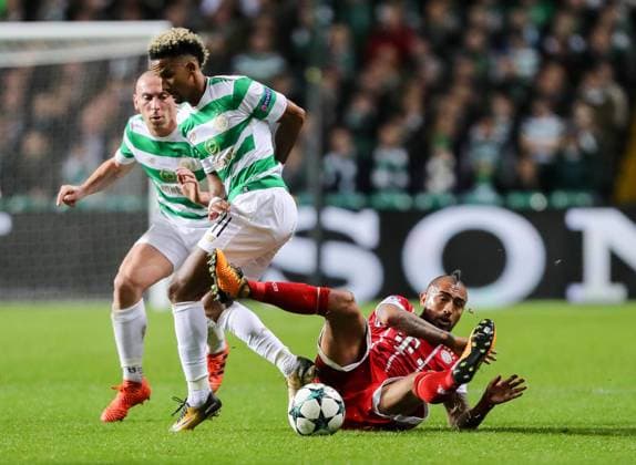 Glasgow Scotland 31 10 2017 UEFA Champions League 2017 18 Season Group Stage Group B 4 Gameday Celtic Glasgow FC Bayern Munich Nir Bitton CFC and Arturo Erasmo Vidal FCB in action DeFodi048