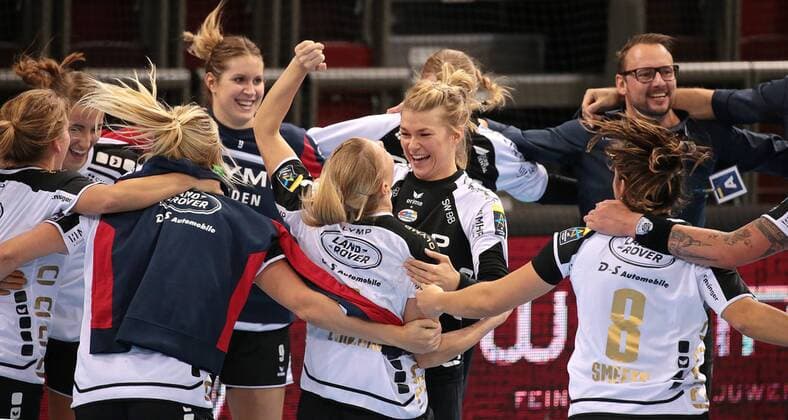 01 11 2017 Germany Ludwigsburg Germany Handball Champions League Women Season 2017 2018 SG BBM Bietigheim vs Vipers Kristiansand Final cheers BBM back right BBM coach Martin Albertsen center keeper Tess Wester BBM